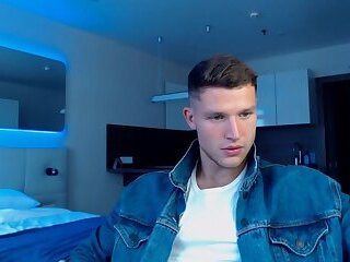 William Mann / Roman Minaev / William Edge (william_mann01) jerks off in denim on cam